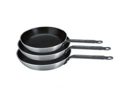 panev s neprilnavym povrchem a prumerem 24 cm